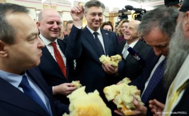 Dačić, Porfirije i Plenković lomili česnicu: Hrvatski premijer našao novčić