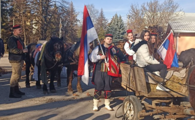 Drvar slavi Badnji dan u narodnoj nošnji uz krajišku pjesmu i vožnju kočijama (FOTO)