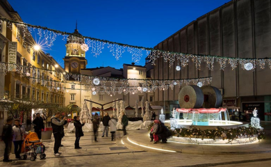 Na Koblerovom trgu u Rijeci i večeras se nalaže badnjak