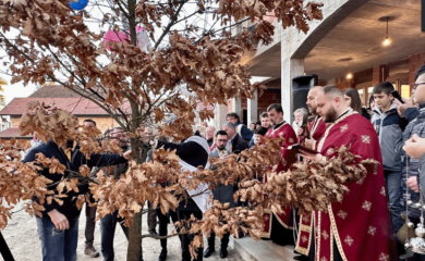 U Prijedoru osveštan i naložen centralni badnjak