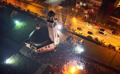 Nalaganje badnjaka: Banjalučani se okupili kod crkve na Rebrovcu