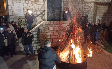 Veliki broj vjernika na paljenju badnjaka u Istočnoj Ilidži (FOTO)