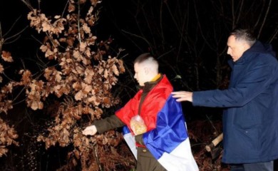 Dodik sa unukom usjekao badnjak (VIDEO)