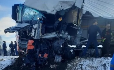 Stravičan udes kamiona i autobusa, više vozila Hitne pomoći na terenu