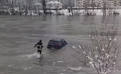 Heroj iz Zvornika oduševio region: Vatrogasac Rade Šakotić sam izvukao automobil iz nabujale Drine (VIDEO)