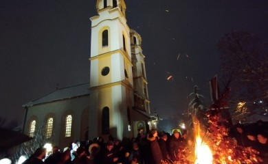 Širom Republike Srpske obilježeno Badnje veče: Naloženi badnjaci, pijukanje i molitve za mir i slogu