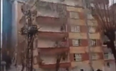 Uznemirujući snimak: Zgrada u Turskoj urušila se kao kula od karata