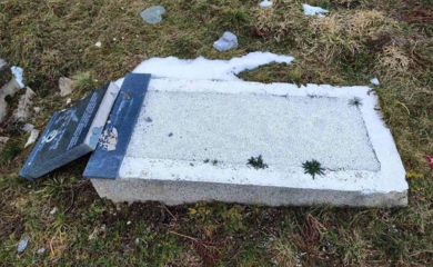 Oskrnavljeno srpsko pravoslavno groblje u Ključu (FOTO)