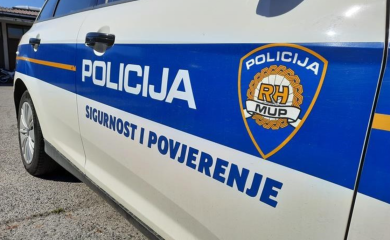 Od djeda ukrao 8.000 evra pa se zabio u policiju tokom bijega