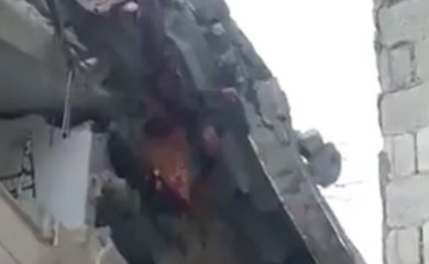 DRAMA NAKON ZEMLJOTRESA: Dijete visi zaglavljeno u ruševinama (UZNEMIRUJUĆI VIDEO)