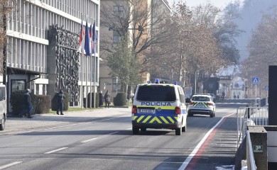 Naoružani i maskirani specijalci upali u školu i uhapsili učiteljicu