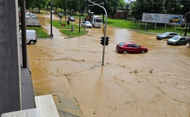 Novo snažno nevrijeme u Hrvatskoj, voda poplavila ulice, izbijala šahtove (FOTO, VIDEO)