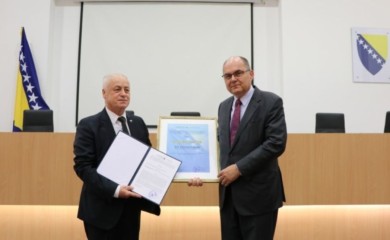 CIK BiH uručio Zlatnu plaketu Šmitu