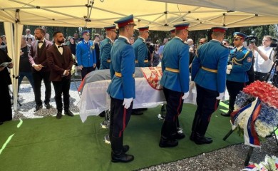 Srbi i Grci poslali posljednje poruke: Uz himnu “Bože pravde” sahranjen Đorđe Mihailović