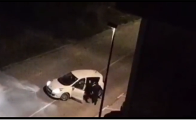 Djevojka pokušala udariti muškarca automobilom, udarala ga šakama na sred ulice