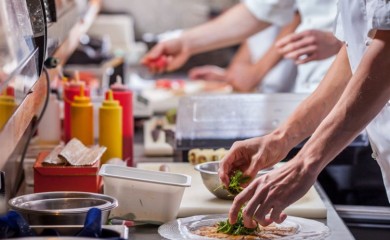 Uprkos poskupljenjima političari hranu i piće plaćaju po niskim cijenama