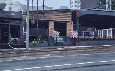 Požar u na Banovom brdu: Poznati restoran ugljenisan, vatrogasci na terenu