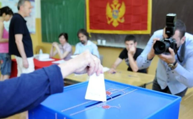 CRNA GORA: Tuča na biračkom mjestu, glasačke kutije razbacane