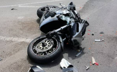 Maloljetnik poginuo nakon stravičnog sudara tri motocikla