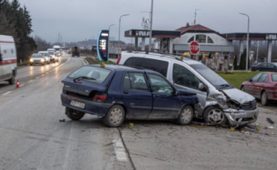 U sudaru Mercedesa i Renoa povrijeđene četiri osobe