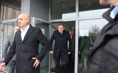 Dodik dočekan aplauzom: Podršku predsjedniku Srpske ispred Suda BiH dalo oko 550 ljudi