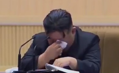 Spušta pogled i briše suze: Kim Džong Un se rasplakao na skupu VIDEO