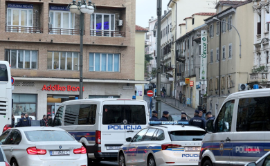 Užas u Rijeci: Žena umrla na stubištu, muškarac u stanu imao povrede vrata