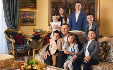 Predsjednik Srpske sa najbližima: Badnje veče da donese ljubav, sreću i mir