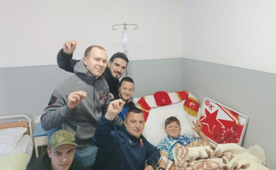 Stefan i Miloš dobili poklone na Božić: Navijači Crvene zvezde obišli ranjene Srbe