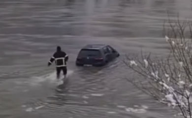 Oglasio se vatrogasac Rade koji je ušao u ledenu Drinu i upalio golf