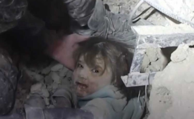 Prizor koji tjera suze na oči: Pogled djevojčice kada je ugledala spasioce govori sve (VIDEO)