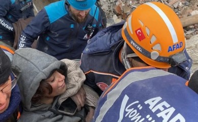 Osmijeh djevojke koja je iz ruševina spasena nakon 34 sata