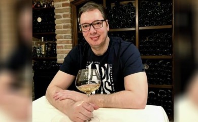 Vučića prozivaju da je pijan na snimku sa Instagrama, on tvrdi da ne konzumira ni kafu (VIDEO)