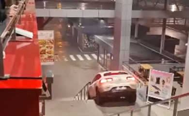 Mercedesom se spustio niz stepenice banjalučke Tržnice (VIDEO)