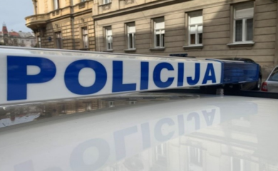 Porodično nasilje: Pijan davio ženu, ona ga napala palicom i nožem