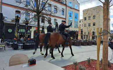 Nesvakidašnji prizor razgalio Banjaluku: Policajci na konjima prodefilovali “srcem” grada (FOTO)