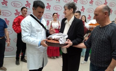 Đajić na poklon dobio tepsiju baklave