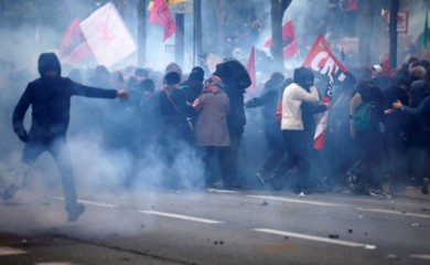 Žestoki sukobi policije i demonstranata u Parizu, veliki broj povrijeđenih i privedenih
