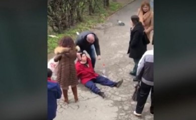 Uznemirujuć prizor: Čopor pasa napao stariju ženu VIDEO