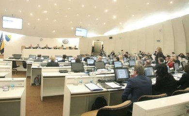 Zamajavanje javnosti: Pričama o ratu političari guraju stvarne problem pod tepih
