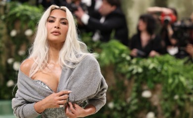 Kim Kardashian šokirala uskim strukom na Met Gali, haljinu uskladila s iznošenim džemperom (FOTO)