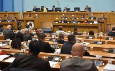 Poslanici se častili najpogrdnijim epitetima