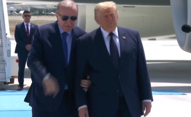 Tramp stigao u Tursku, na aerodromu ga dočekao Erdogan