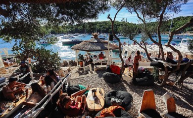 Na Hvaru naplaćuju i boravak na plaži: Dva evra za kupanje u moru