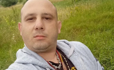 Nasilni ubica majke slobodno šetao i snimao: Sad ubio i cimera na psihijatriji? VIDEO