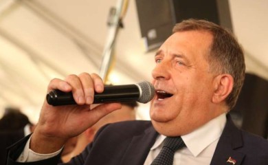 ŠTA JE TO ŠTO PRIVLAČI BIRAČE Fejsbuk aktivizam i društvene mreže protiv šatora, ića i pića