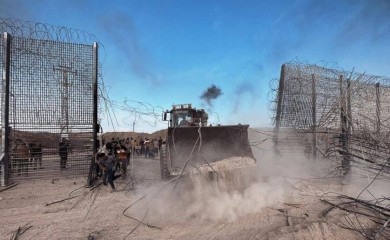 Palestinci buldožerom razvaljuju ogradu i upadaju u Izrael (VIDEO)
