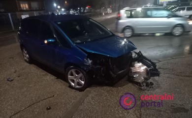 Sudar dva automobila u Trnu, pričinjena veća materijalna šteta