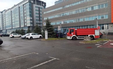 Parking kod zgrade Vlade RS i dalje blokiran i to vatrogasnim vozilima