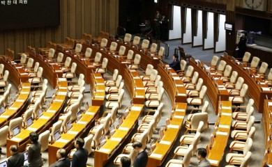 Scena iz parlamenta Južne Koreje dugo će obilaziti svijet: Troje političara poslušalo narod, a ne stranku